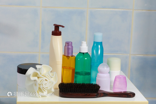 浴室护理卫生新概念 液皂与化妆品瓶装的便利与健康